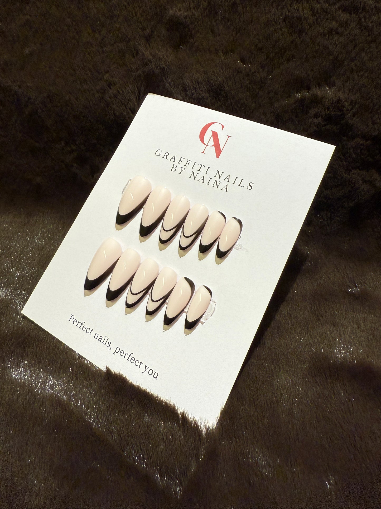 GN05 - Wavy Black Outline (Nude/Black)